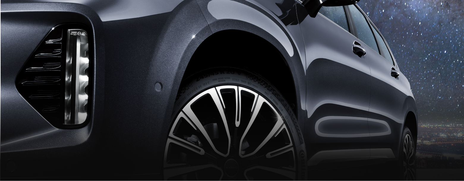 The two-tone 20-inch alloy wheels are designed specifically for the VX. All SUV versions are equipped with Continental tires.